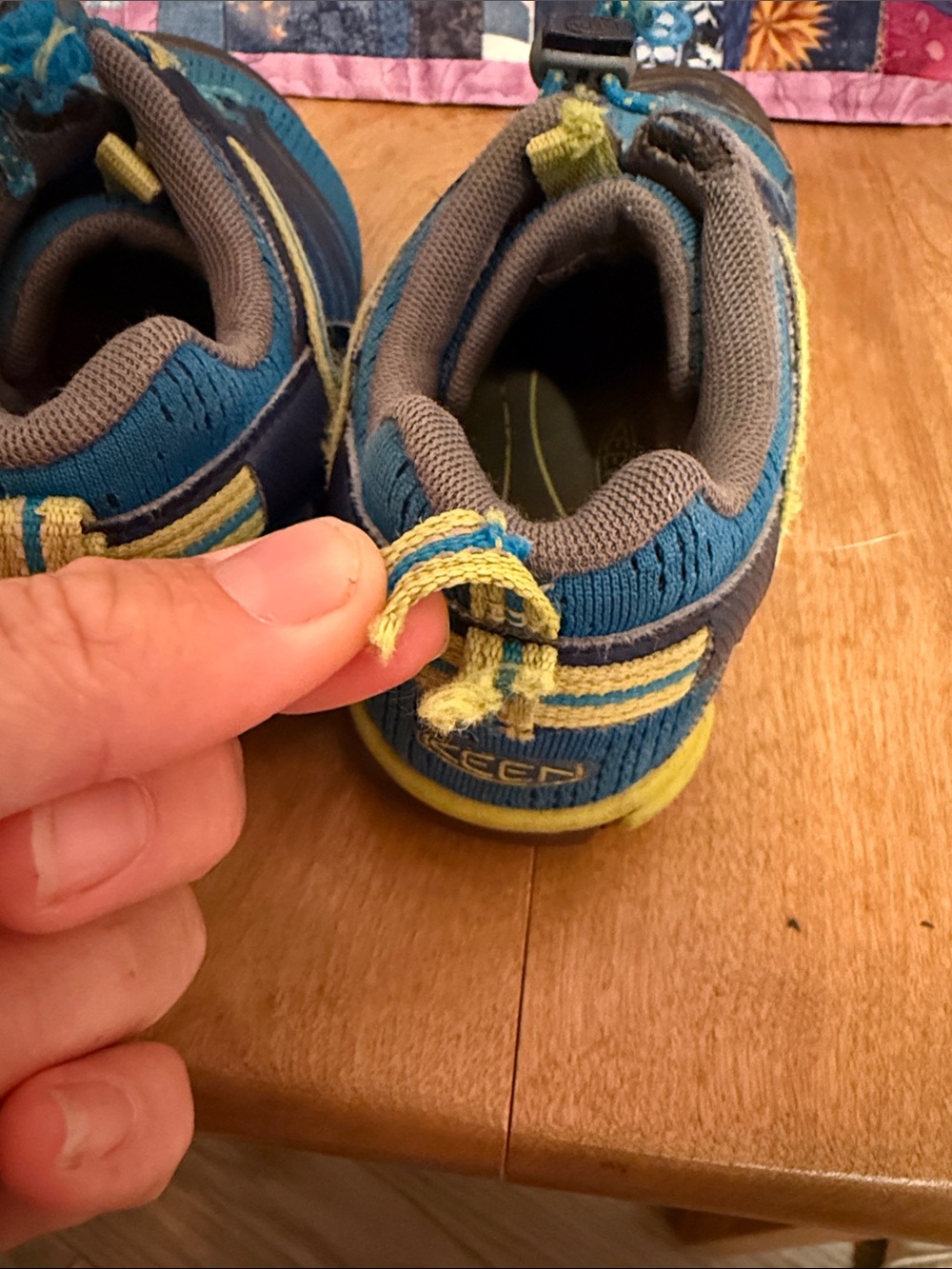 Keen: Boys hiking shoes size 2 - Picture 4 of 6